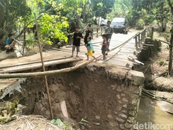 Jembatan Penghubung Antardesa di Polman Rusak Diterjang Arus Sungai