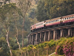 Diduga Selfie, Turis Ini Jatuh dari Kereta Api dan Tewas