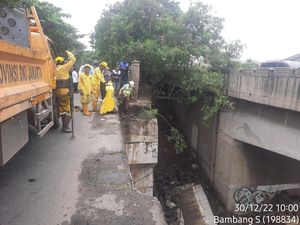 Sempat Mengkhawatirkan, Pagar Beton Jembatan Marunda Akhirnya Ambrol!