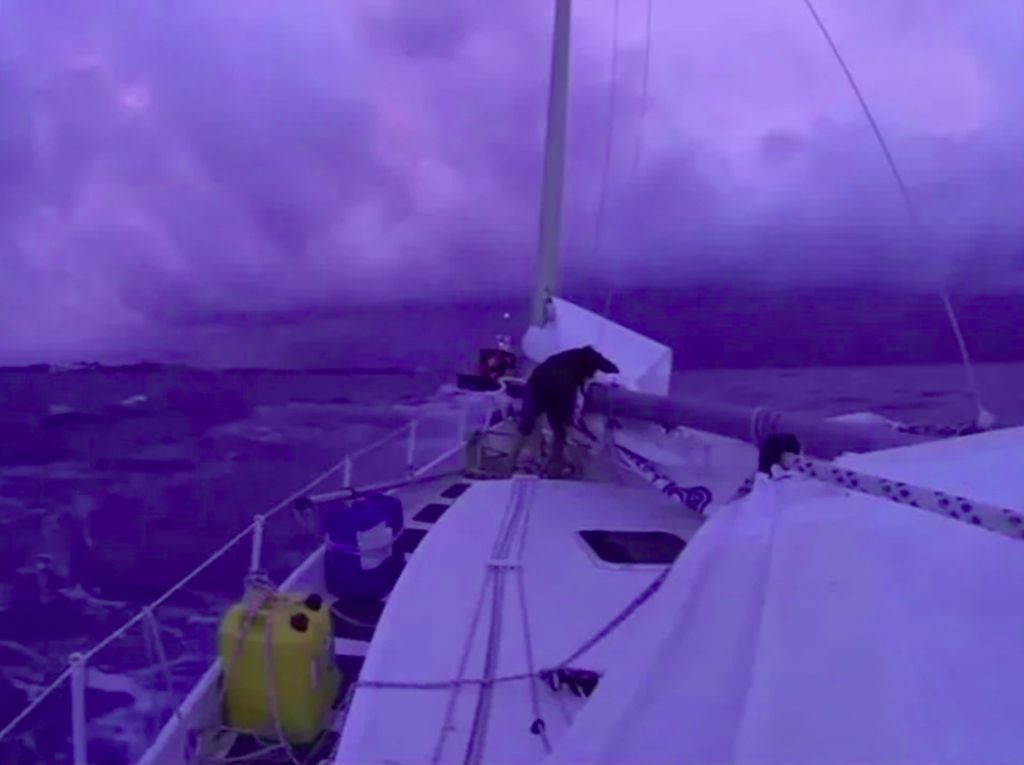 Hii... Kapal Hantu Ini Mengapung Tak Bertuan di Bermuda