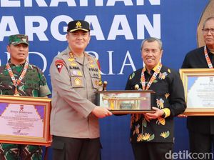 Kapolda Riau Beri Penghargaan ke Gubernur hingga Babinsa