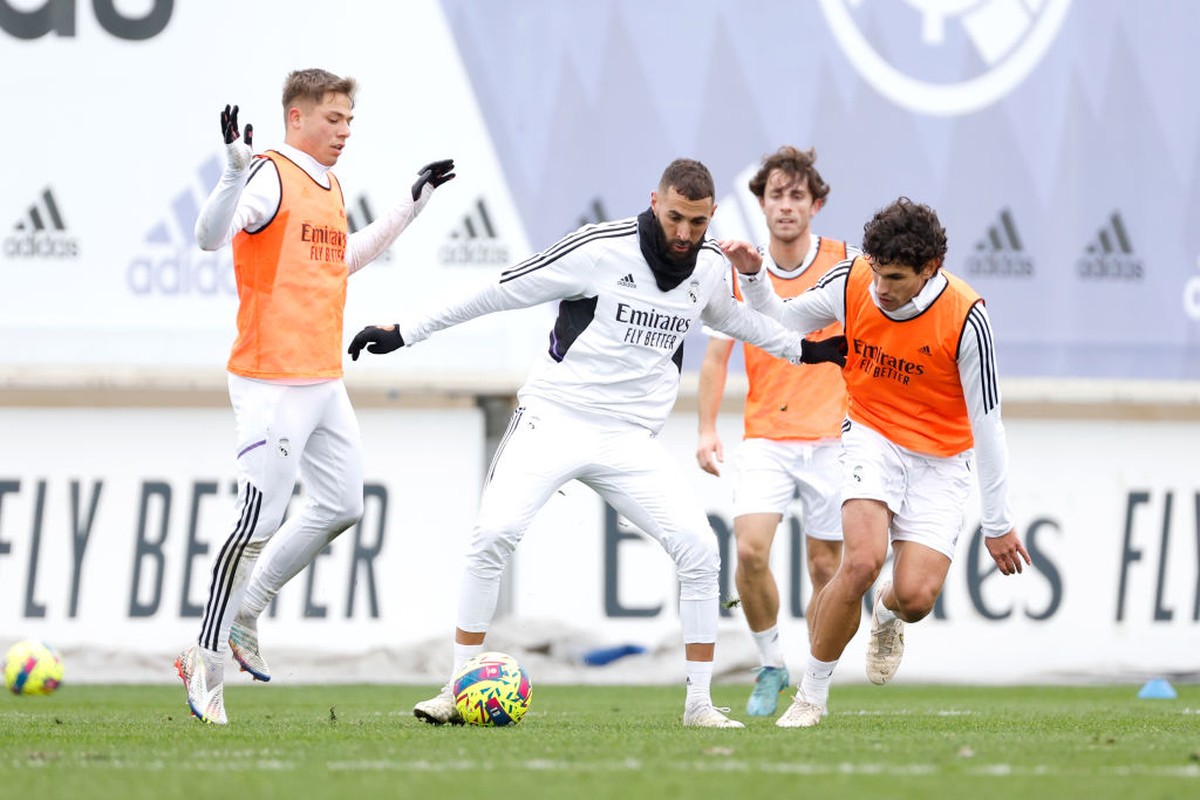 Benzema (tengah, tanpa rompi oranye) telah berlatih bersama Madrid. Foto: Real Madrid via Getty Images/Antonio Villalba