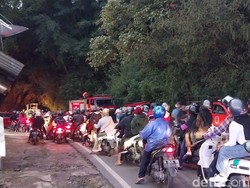 Jalur Payung 2 Kota Batu Longsor Lagi, Kendaraan Mengular 1 Km Lebih