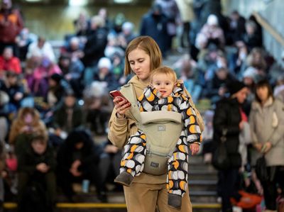 Kyiv Dibom Lagi, Warga Berlindung di Stasiun Metro