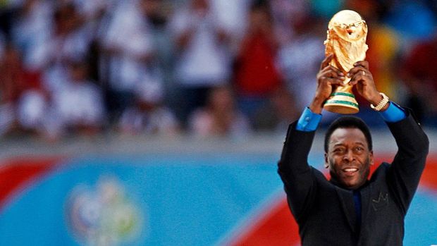 Legenda sepak bola Brasil dan anggota tim sepak bola Brasil pemenang Piala Dunia 1958, 1962 dan 1970 Pele memegang trofi Piala Dunia saat upacara pembukaan Piala Dunia 2006 di Munich, Jerman, 9 Juni 2006. (REUTERS/DYLAN MARTINEZ) Legenda sepak bola Brasil dan anggota tim sepak bola Brasil pemenang Piala Dunia 1958, 1962 dan 1970 Pele memegang trofi Piala Dunia saat upacara pembukaan Piala Dunia 2006 di Munich, Jerman, 9 Juni 2006. (REUTERS/DYLAN MARTINEZ)