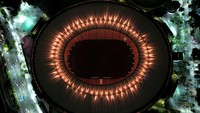 Stadion Maracana, salah satu ikon Rio de Janeiro, pun diterangi cahaya sebagai bentuk penghormatan untuk Pele.  