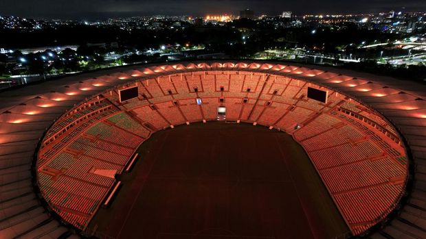 Lepas Kepergian Pele, Stadion Maracana Brasil Diterangi Cahaya RIO DE JANEIRO, BRAZIL - DECEMBER 29: Aerial view of Maracana Stadium lit with golden lights in tribute to late football legend PelΓ© on December 29, 2022 in Rio de Janeiro, Brazil. Brazilian football icon Edson Arantes do Nascimento, better known as Pele, died on December 29, 2022 aged 82 after a battle with cancer in Sao Paulo, Brazil. The three-time World Cup champion with Brazil is considered one of the greatest football legends of all time. (Photo by Wagner Meier/Getty Images)