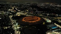 Stadion Maracana diterangi dengan cahaya keemasan untuk menghormati legenda sepak bola Brasil Pele, di Rio de Janeiro, Brasil, Kamis (29/12/2022) waktu setempat.  