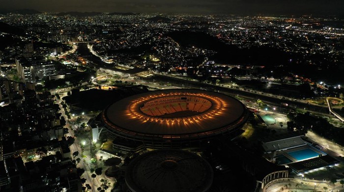 Lepas Kepergian Pele, Stadion Maracana Brasil Diterangi Cahaya RIO DE JANEIRO, BRAZIL - DECEMBER 29: Aerial view of Maracana Stadium lit with golden lights in tribute to late football legend PelÊ on December 29, 2022 in Rio de Janeiro, Brazil. Brazilian football icon Edson Arantes do Nascimento, better known as Pele, died on December 29, 2022 aged 82 after a battle with cancer in Sao Paulo, Brazil. The three-time World Cup champion with Brazil is considered one of the greatest football legends of all time. (Photo by Wagner Meier/Getty Images)