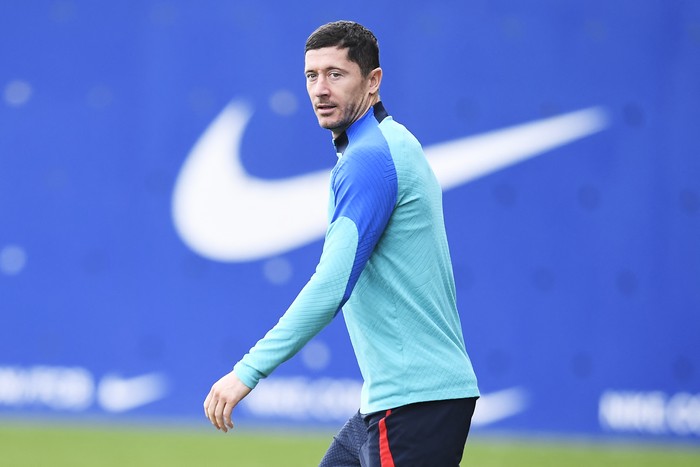 Barcelonas Polish forward Robert Lewandowski arrives for a training session at the Joan Gamper training ground in Sant Joan Despi, near Barcelona, on December 30, 2022. (Photo by Pau BARRENA / AFP) (Photo by PAU BARRENA/AFP via Getty Images)