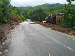 Ini Titik Longsor Jalan Poros Maros-Bone di Camba, Berada di Pinggir Sungai
