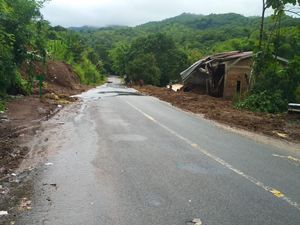 Ini Titik Longsor Jalan Poros Maros-Bone di Camba, Berada di Pinggir Sungai Ini Titik Longsor Jalan Poros Maros-Bone di Camba, Berada di Pinggir Sungai