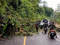 Longsor di Jalan Bantargadung Sukabumi, Pemotor Nyaris Tertimbun