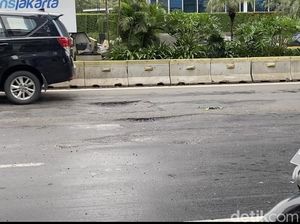 Lubang Jl Sudirman Arah Bundaran HI Berbahaya! Pemotor Sempat Jatuh