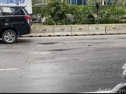 Lubang Jl Sudirman Arah Bundaran HI Berbahaya! Pemotor Sempat Jatuh