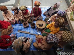 Warga Toraja Pamer Cara Olah Kopi Secara Tradisional di Lovely December 2022