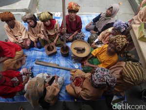 Warga Toraja Pamer Cara Olah Kopi Secara Tradisional di Lovely December 2022 Warga Toraja Pamer Cara Olah Kopi Secara Tradisional di Lovely December 2022