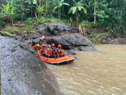 Pencarian Hari ke-3, Tim SAR Sisir Sungai Cari 5 Korban Longsor di Maros