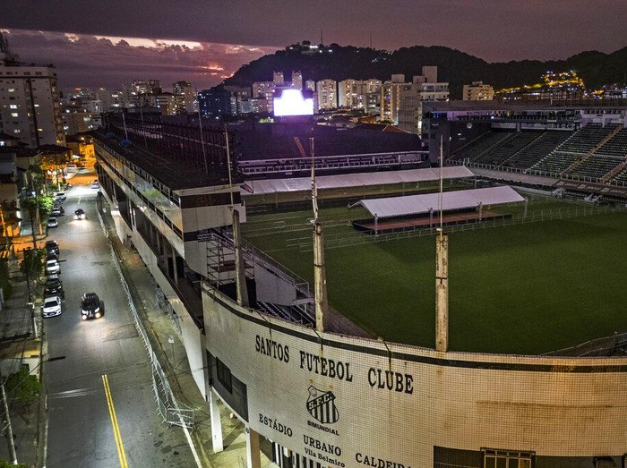 Legenda sepakbola Brasil, Pele meninggal dunia, JUmat (30/12/2022) dini hari. Rencananya mendiang Pele akan disemayamkan di markas klub Brasil, Santos.