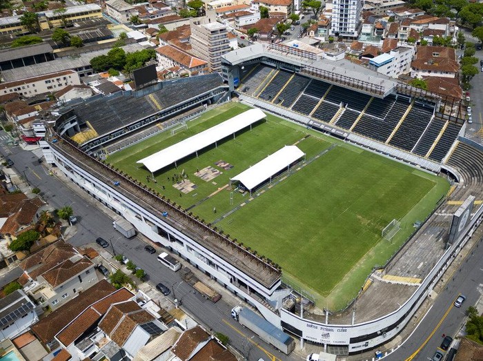 Legenda sepakbola Brasil, Pele meninggal dunia, JUmat (30/12/2022) dini hari. Rencananya mendiang Pele akan disemayamkan di markas klub Brasil, Santos.