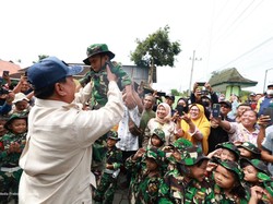 Prabowo ke Banyuwangi, Bagikan Motor hingga Kunjungi Ponpes