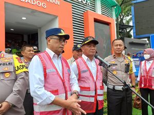 Menko PMK-Menhub Cek Jalur Puncak Jelang Tahun Baru di Pospol Gadog Menko PMK-Menhub Cek Jalur Puncak Jelang Tahun Baru di Pospol Gadog