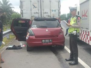 Suzuki Swift Seruduk Ekor Tronton di Tol Pekanbaru-Dumai Suzuki Swift Seruduk Ekor Tronton di Tol Pekanbaru-Dumai