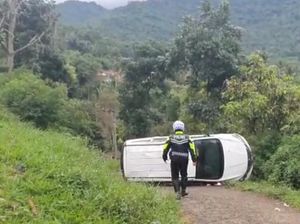 Hilang Kendali, Mobil Warga Bandung Terguling di Turunan Gentong
