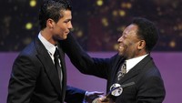 Cristiano Ronaldo menerima dari tangan legenda sepak bola Brasil Pele penghargaan Pemain Terbaik Dunia FIFA Tahun 2008 di Kongresshaus, Zurich, Swiss, Senin (12/1/2009). (Fabrice Coffrini/AFP via Getty Images)  