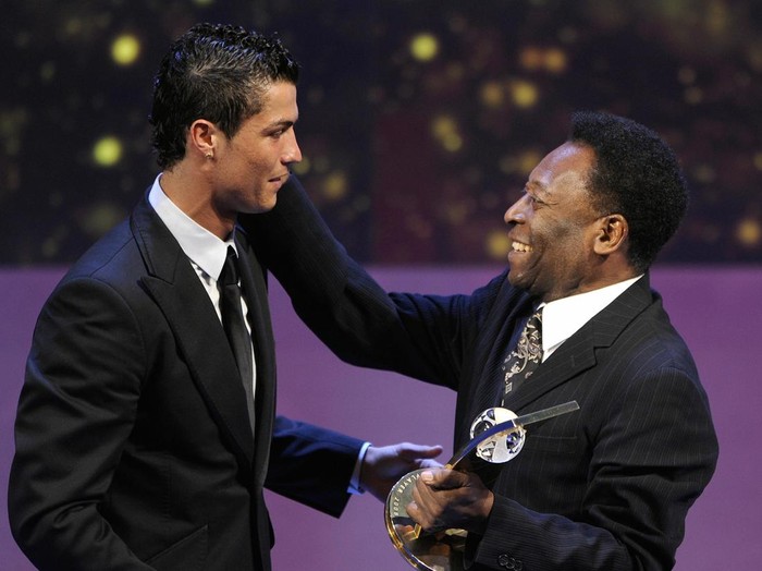 Portuguese football player Cristiano Ronaldo (L) receives from the hands of Brazilian football legend Pele the FIFA world Footballer of the Year 2008 award on January 12, 2009 in Zurich. Ronaldo, who is also holder of the prestigious Ballon d'Or for the European Footballer of the Year, beat off competition from 2007 winner Kaka (Brazil), Lionel Messi (Argentina), Fernando Torres (Spain) and Xavi (Spain). AFP PHOTO / FABRICE COFFRINI (Photo credit should read FABRICE COFFRINI/AFP via Getty Images)