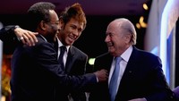 Presiden FIFA Joseph S.Blatter menyambut Pele dan Neymar sebelum FIFA Ballon dOr Gala 2011 di Kongresshaus, Zurich, Swiss, Senin (9/1/2012). (Alexander Hassenstein/FIFA via Getty Images)  