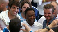 (Kiri-kanan) Mantan pemain internasional Brasil Kaka, mantan pemain internasional Brasil Pele dan mantan pemain internasional Inggris David Beckham tampil sebelum pertandingan Final Piala Dunia FIFA 2014 Brasil antara Jerman dan Argentina di Maracana, Rio de Janeiro, Brasil, Minggu (13/7/2014). (Jamie Squire/Getty Images)  