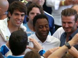 (Kiri-kanan) Mantan pemain internasional Brasil Kaka, mantan pemain internasional Brasil Pele dan mantan pemain internasional Inggris David Beckham tampil sebelum pertandingan Final Piala Dunia FIFA 2014 Brasil antara Jerman dan Argentina di Maracana, Rio de Janeiro, Brasil, Minggu (13/7/2014). (Jamie Squire/Getty Images)  