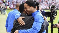 Ronaldinho menyapa dan memeluk Pele selama Soccer Aid di Old Trafford, Manchester, Inggris, Minggu (5/6/2016). (Dave J Hogan/Getty Images)  