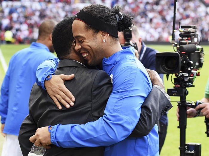 MANCHESTER, ENGLAND - JUNE 05:  Ronaldinho greets and hugs Pele during Soccer Aid at Old Trafford on June 5, 2016 in Manchester, England.  (Photo by Dave J Hogan/Dave J Hogan/Getty Images)