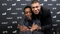 Kylian Mbappe dan Pele berpose selama pertemuan mereka di Hotel Lutetia di Paris, Prancis, Selasa (2/4/2019). (Franck Fife/AFP via Getty Images)  