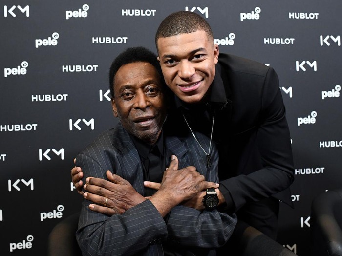 TOPSHOT - Paris Saint-Germain (PSG) and France national football team forward Kylian Mbappe (R) and Brazilian football legend Pele pose during their meeting at the Hotel Lutetia in Paris on April 2, 2019. (Photo by FRANCK FIFE / AFP)        (Photo credit should read FRANCK FIFE/AFP via Getty Images)