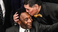 Diego Armando Maradona mencium Pele selama Piala Dunia FIFA Rusia 2018, Rusia. Dua sahabat legenda sepakbola dunia itu kini telah tutup usia. (Alessandro Sabattini/Getty Images)  