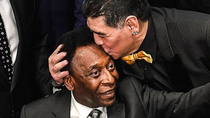 Momen Kebersamaan Pele dengan Pemain Bola Dunia, Messi hingga Mbappe UNSPECIFIED, RUSSIA - MARCH 01:Diego Armando Maradona kisses Pele during Fifa world Cup Russia 2018, Russia. (Photo by Alessandro Sabattini/Getty Images)