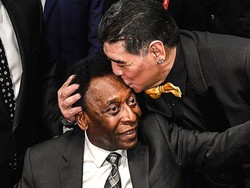 Diego Armando Maradona mencium Pele selama Piala Dunia FIFA Rusia 2018, Rusia. Dua sahabat legenda sepakbola dunia itu kini telah tutup usia. (Alessandro Sabattini/Getty Images)  