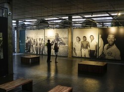 Pengunjung melihat-lihat koleksi Museum Pele di Santos. Museum ini terdiri dari berbagai perlengkapan yang berkaitan dengan kejayaan sang legenda. AP/Matias Delacroix