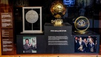 Kiri-kanan: Trofi Pemain Terbaik Abad Ini, diterima oleh Pelé pada tahun 2000. Bola Emas, penghargaan untuk Pelé pada tahun 2014. Trofi Gala Pemain Dunia, penghargaan FIFA untuk Pelé pada tahun 2007 berdiri di etalase di Museum Pele. Suamy Beydoun/picture alliance/Getty Images  