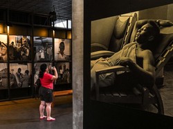 Seorang pengunjung mengambil gambar di Museum Pele, di Santos. Di museum ini para pengunjung bisa melihat lebih dari 2.500 benda yang memiliki kaitan dengan karier Pele. Nelson Almeida/AFP/Getty Images