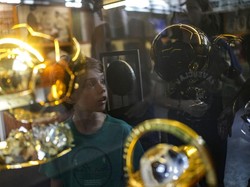 Seorang anak laki-laki terpantul di kotak kaca saat ia mengunjungi Pele Museum di Santos, Brasil, Senin (26/12/2022). Museum Pele secara resmi dibuka pada 15 Juni 2014. AP/Matias Delacroix  