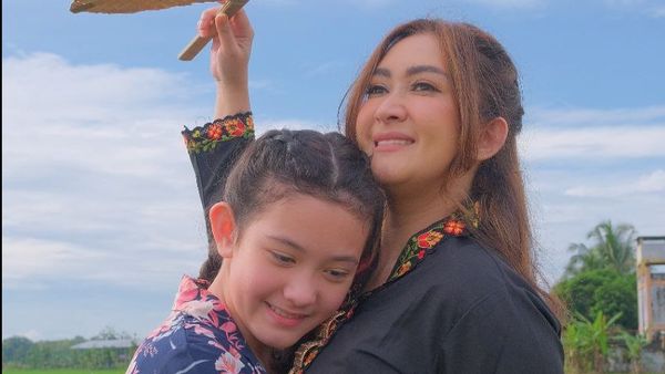 8 Foto Nafa Urbach & Anak yang Jarang Tersorot, Cantik Berwajah Blasteran