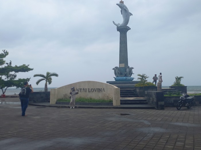 Pantai Lovina Suasana Pantai Lovina Singaraja, sejumlah pelancong terlihat berkunjung, Jumat (30/12/2022).