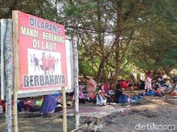 Pengunjung Pantai Serang Blitar Dilarang Mandi-Berenang Saat Cuaca Ekstrem