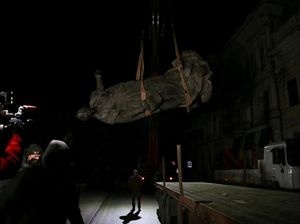 Patung Permaisuri Rusia Dibongkar Warga Ukraina