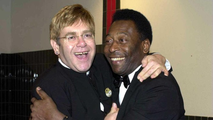 2 Nov 2000:  Sir Elton John and Pele share a joke in the  players dressing room during The AXA Final Ball at Wembley Stadium, London. Mandatory Credit: John Gichigi/ALLSPORT