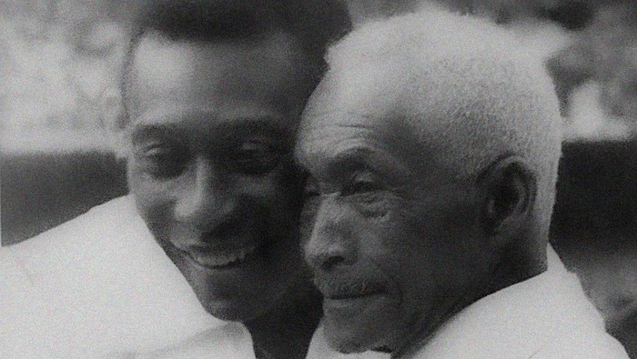 Pele and his father and teacher Dodinho in 1976 in Brazil.  (Photo by 4Imagens/Getty Images)